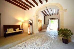 المنشأة من الداخل