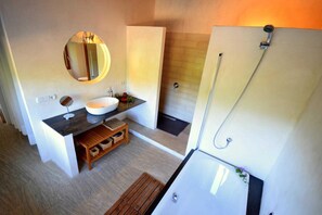 Douche, sèche-cheveux, bidet, serviettes fournies