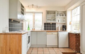 Réfrigérateur, surface de cuisson, lave-vaisselle, cafetière-théière