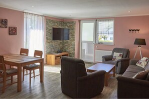 Apartment 8 | Wohnbereich | Flachbildfernseher