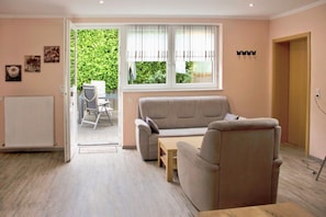 Apartment 7 | Wohnbereich | Flachbildfernseher