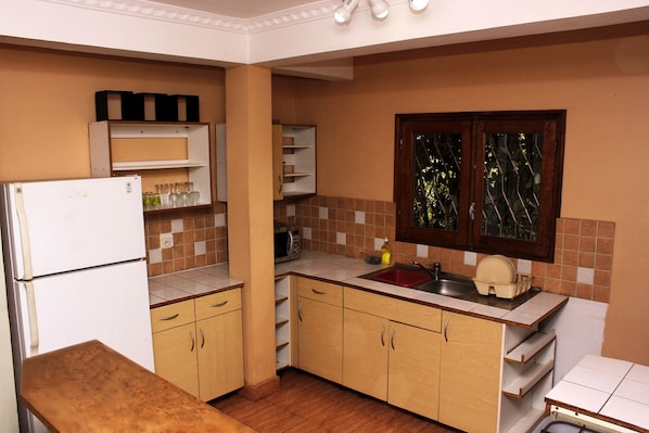 Comfort Apartment, 2 Bedrooms | Shared kitchen | Fridge, microwave, oven, stovetop