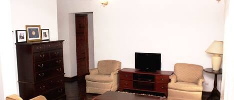 Appartement Confort, 2 chambres | Salle de séjour | Télévision à écran plat