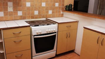 Departamento Confort, 2 habitaciones | Cocina compartida | Refrigerador, microondas, horno y parrilla de estufa