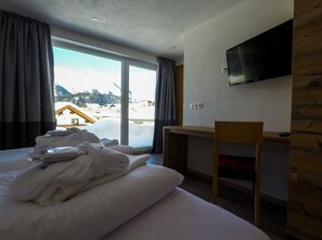 2 bedrooms, desk, travel cot, WiFi