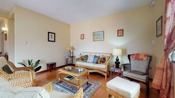 Comfort House, 2 Bedrooms, Non Smoking | Living room | Flat-screen TV