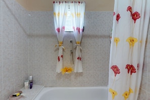 Casa Confort, 2 habitaciones, para no fumadores | Baño | Regadera y toallas