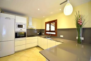 Frigorífico, microondas, horno y lavavajillas