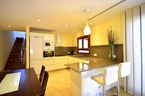 Frigorífico, microondas, horno y lavavajillas