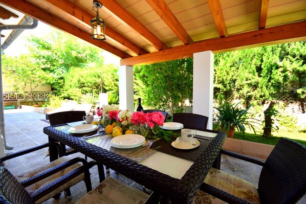 Outdoor dining