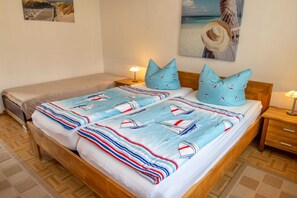 2 bedrooms, travel cot, bed sheets