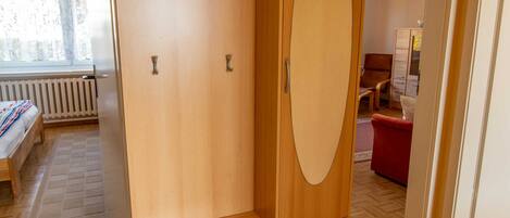 2 bedrooms, travel crib, bed sheets