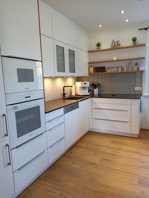 Fridge, microwave, oven, stovetop - Apartment house Fink (Bad Mitterndorf)