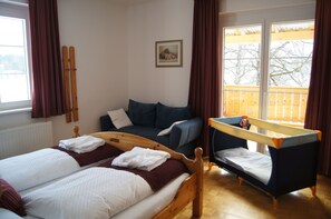 4 عدّة غرف نوم وواي فاي مجانًا وملاءات أسرّة