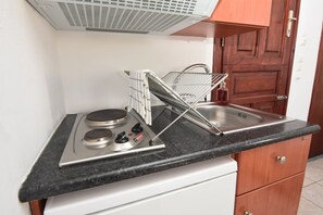 Refrigerador, microondas, parrilla de estufa y cafetera y tetera