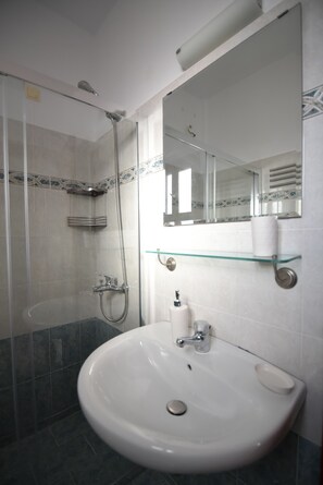Shower, free toiletries, slippers, towels - Blue Fish Apartments (Sifnos)