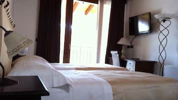 Double or Twin Room | Bar mini, meja, katil bayi/kot (percuma), katil lipat simpan/tambahan