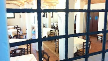 Melayani makan malam