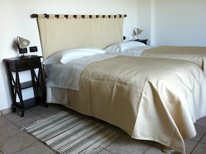 Habitación con 1 cama matrimonial o 2 individuales | Minibar, escritorio, cunas gratuitas y camas extra 