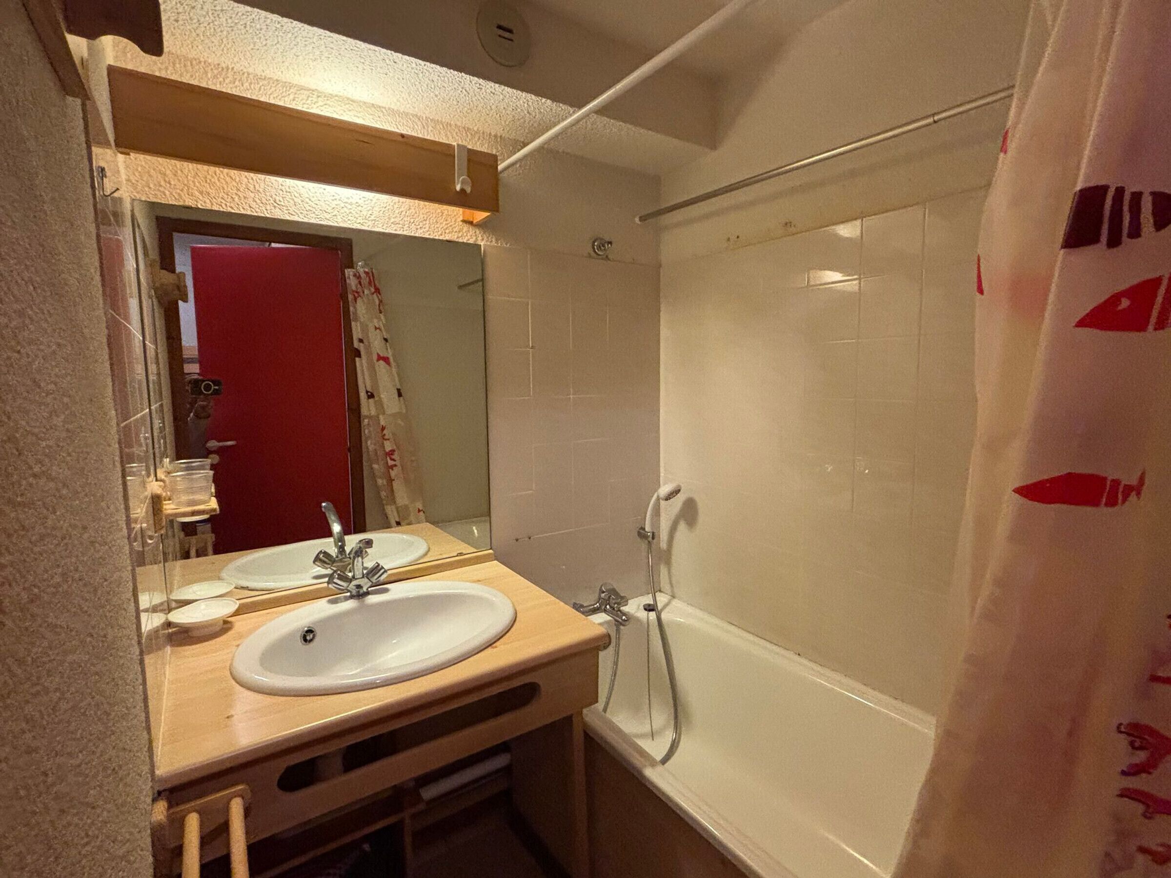 Un baño con dos lavamanos, ducha y espejo.