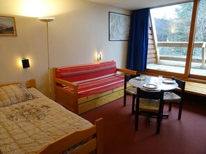 Dining - Studio for 3 at Arc 1600, south-facing balcony, ski-in/ski-out, WiFi (Les Arcs 1600)