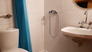 A small bathroom with a toilet, a shower, and a sink. - Cozy studio Arc 1600, ski-in/ski-out, perfect for 2, WiFi included (Les Arcs 1600)