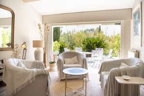 Smart TV, fireplace, video-game console, DVD player - Lovely, unoverlooked villa. Luxuriant garden, heated swimming pool in St-Raphaël (Saint-Raphaël)