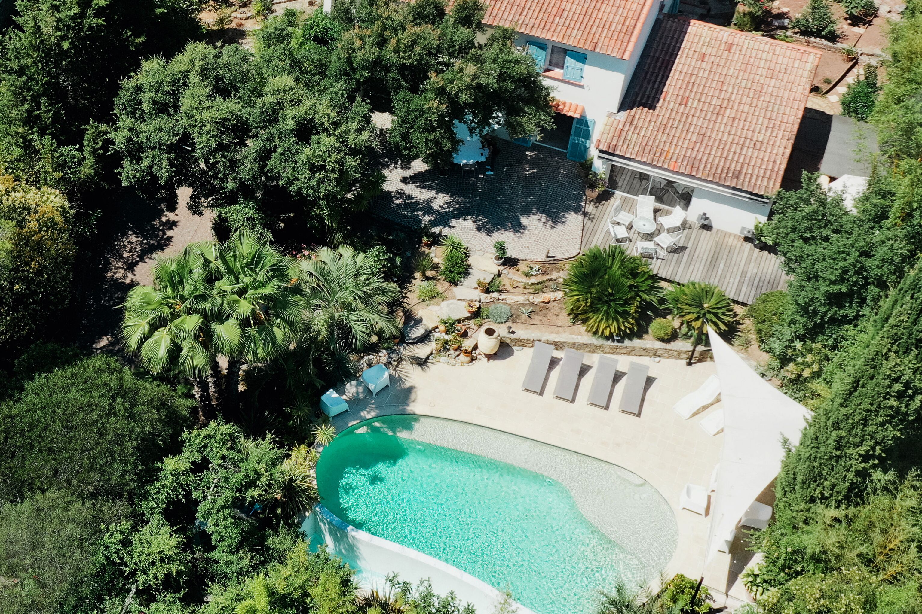 Een buitenzwembad en een verwarmd zwembad