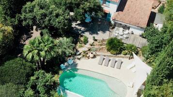 Een buitenzwembad en een verwarmd zwembad