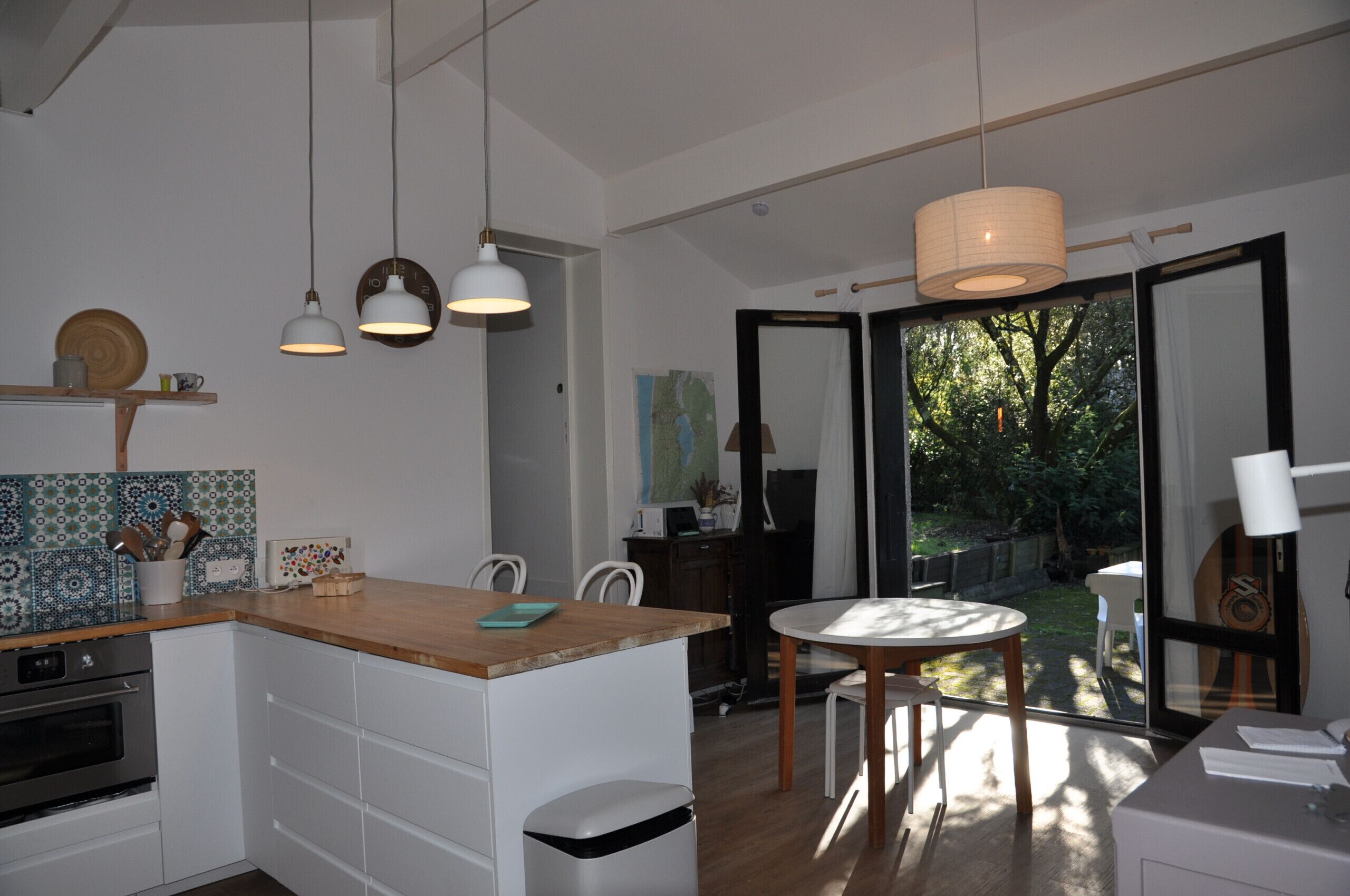 Kühlschrank, Ofen, Geschirrspüler, Wasserkocher mit Kaffee-/Teezubehör