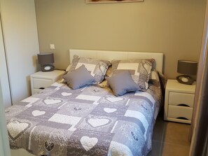 3 chambres, bureau, fer et planche à repasser, lit parapluie