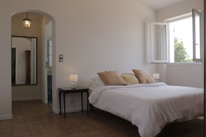 5 Schlafzimmer, Schreibtisch, Bügeleisen/Bügelbrett, Reisekinderbett