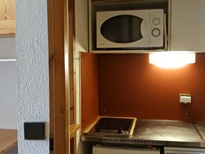Réfrigérateur, micro-ondes, lave-vaisselle, cafetiÚre/bouilloire