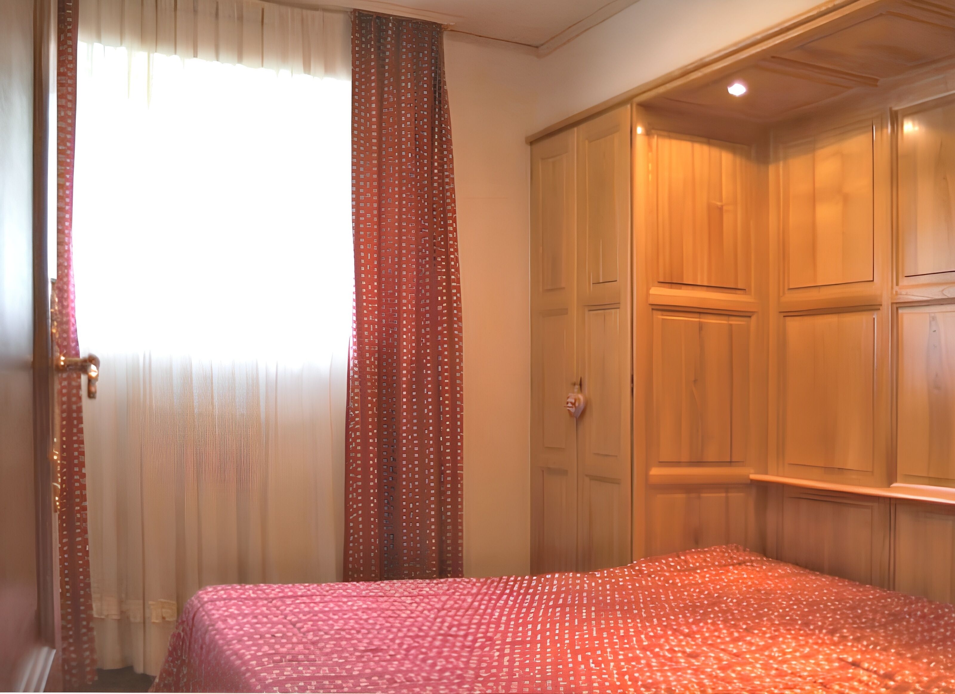 2 bedrooms, iron/ironing board, internet