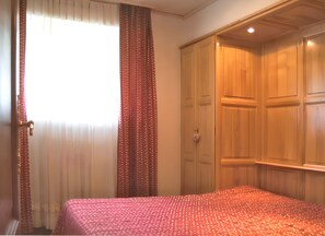 2 soverom, strykejern/-brett og internettilgang