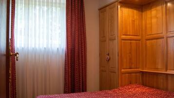 2 bedrooms, iron/ironing board, travel cot, free WiFi