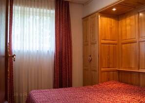2 chambres, fer et planche à repasser, lit de bébé portatif
