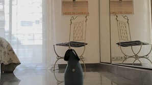 A room with a polished floor, two metal chairs with cushions, a decorative vase, and a wall with a framed picture. - 4 bedrooms - Close to palace - Sea front - Beaches on foot  . Near  Old Port (Cannes)