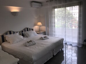 4 عدّة غرف نوم وخزنة داخل الغرفة ومكواة/لوح كي وسرير سفر