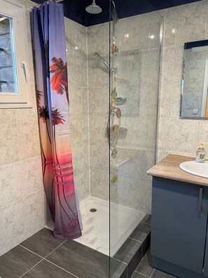 Een douche, een haardroger, handdoeken, zeep