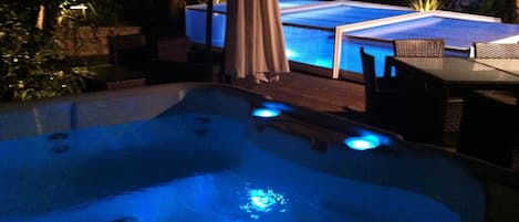 Outdoor spa tub