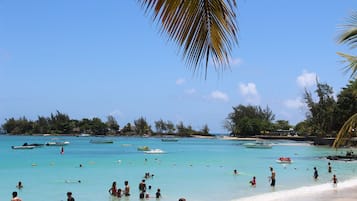 Plage à proximité, chaises longues, serviettes de plage