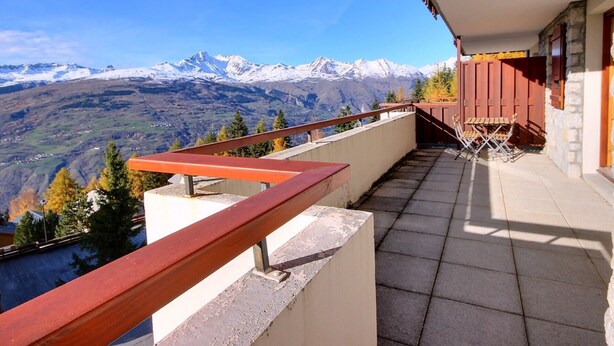 A balcony with a view of snow-capped mountains. - 3-room apartment in Vallandry, southwest terrace, pets allowed (Peisey-Vallandry)