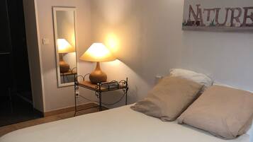 1 chambre, fer et planche à repasser, Wi-Fi gratuit, draps fournis