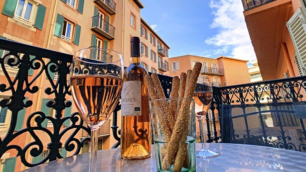A table with a bottle of wine, a glass of wine, and a glass of water. - N&J - PLACE DU PIN - Port - Close Old Town (Niza)