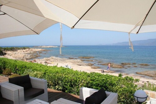 Luxury villa with access to the see