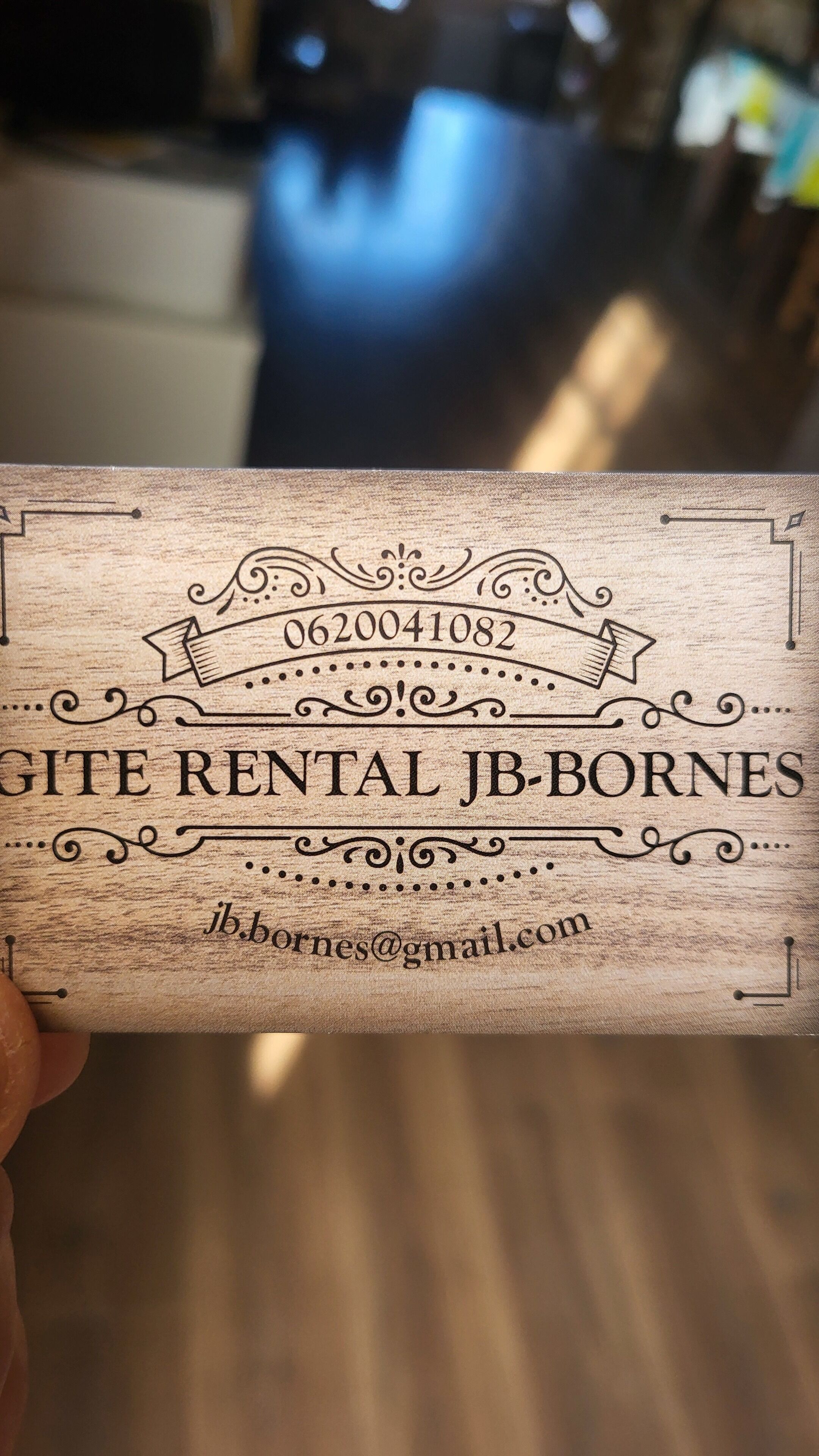 Un cartello di legno con la scritta 'GITE RENTAL JB-BORNES' e l'indirizzo email 'jb.bornes@gmail.com'.