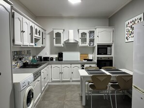 Fridge, microwave, oven, stovetop - Charming outbuilding with large shaded terrace in private garden (l'Étang-Salé les Bains)