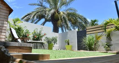 Charmantes Nebengebäude mit großer, schattiger Terrasse im privaten Garten