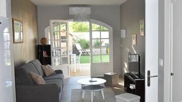 Fernseher, DVD-Player, Bücher